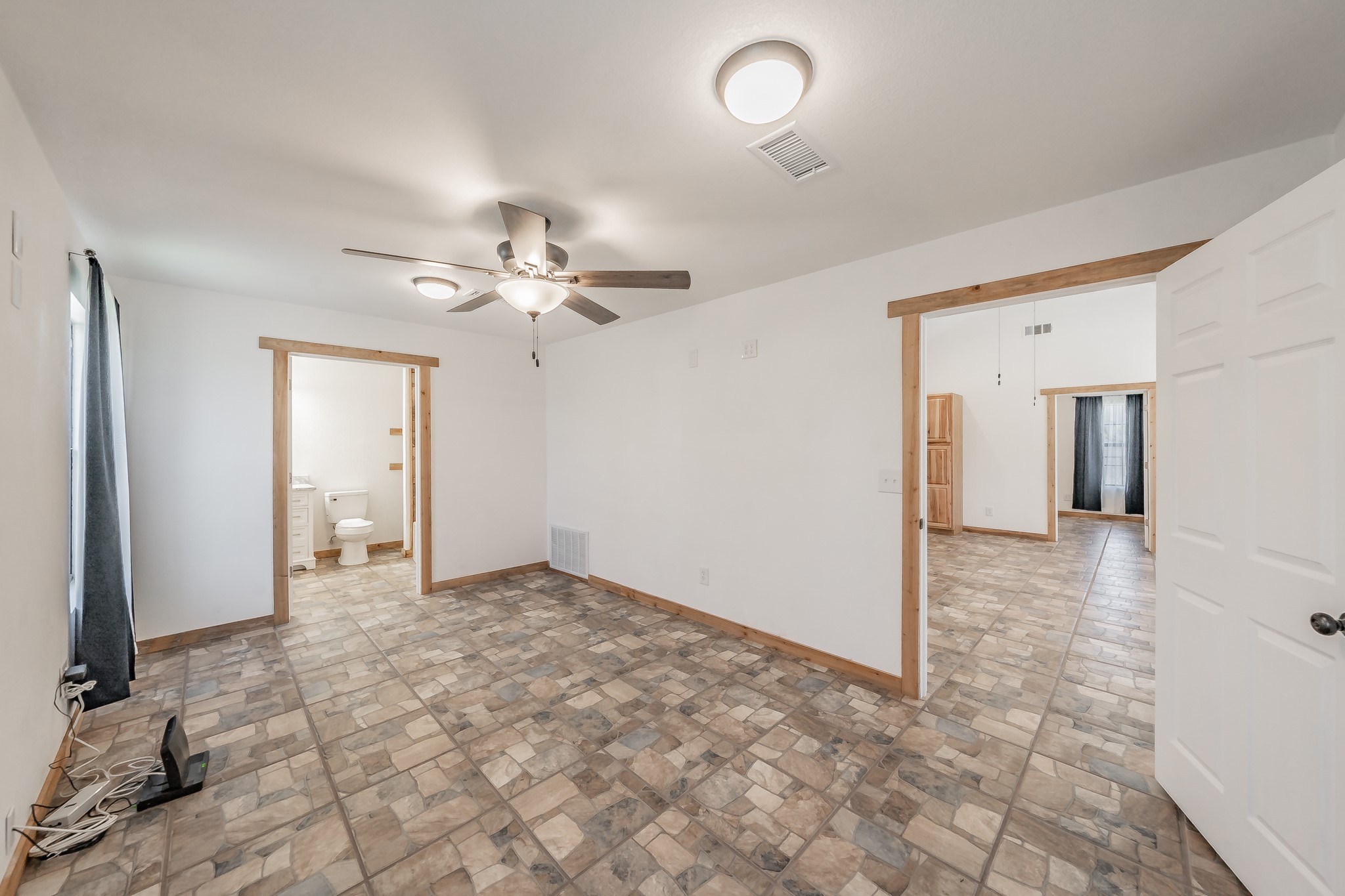 1015 Forest Oaks