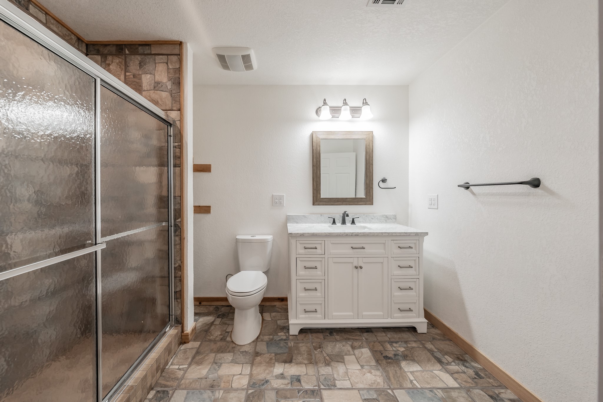 1015 Forest Oaks