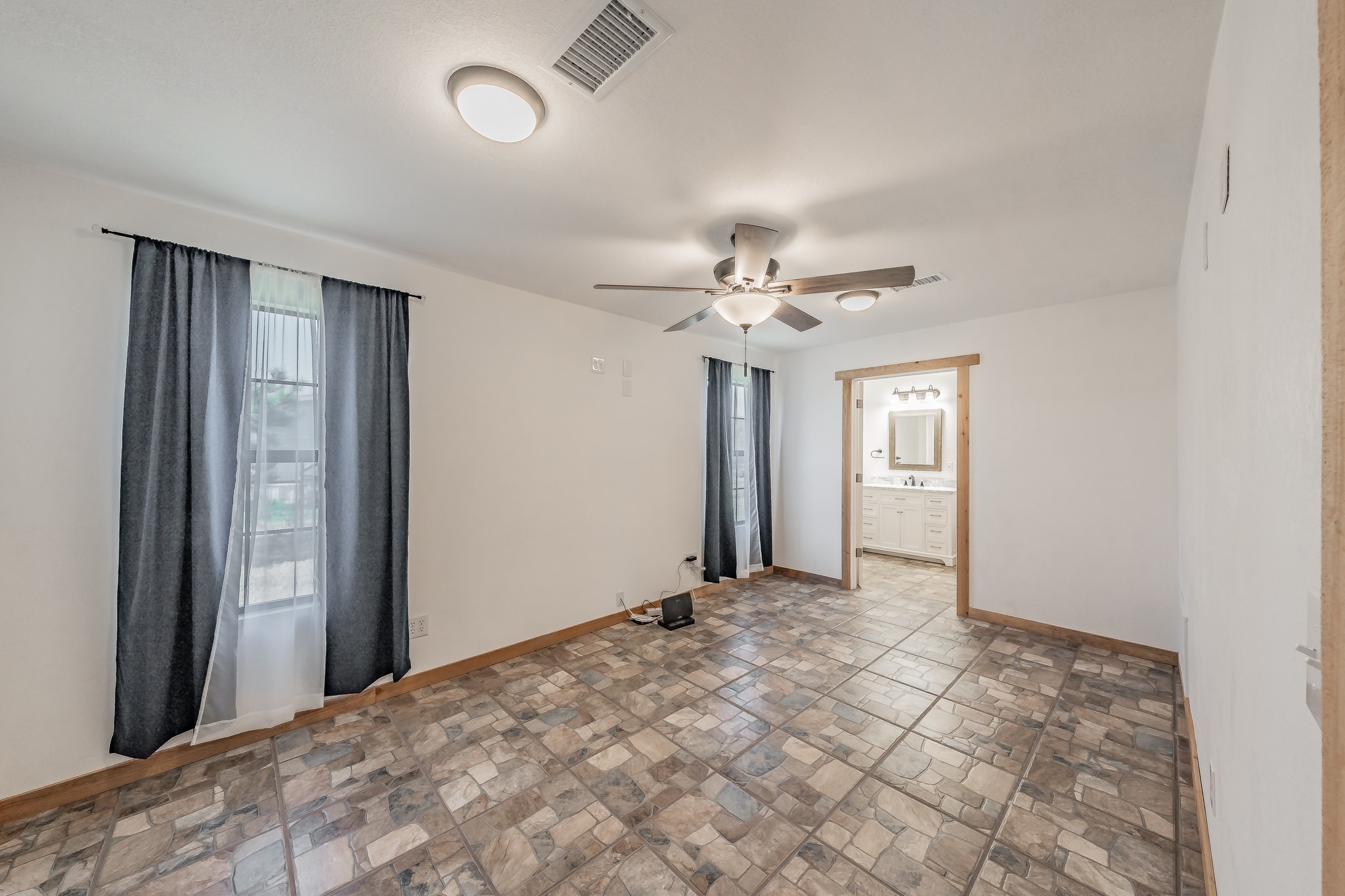 1015 Forest Oaks