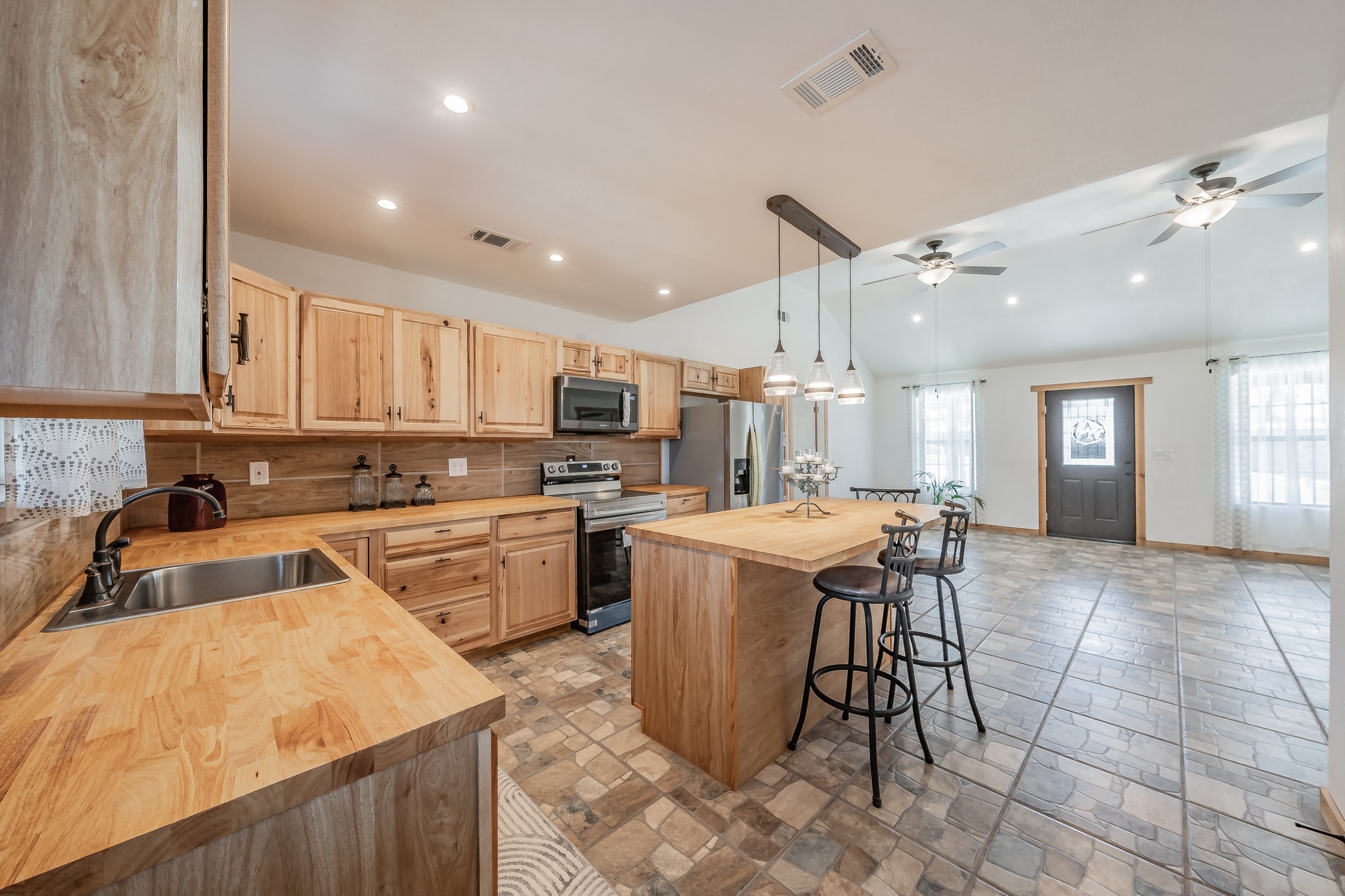 1015 Forest Oaks