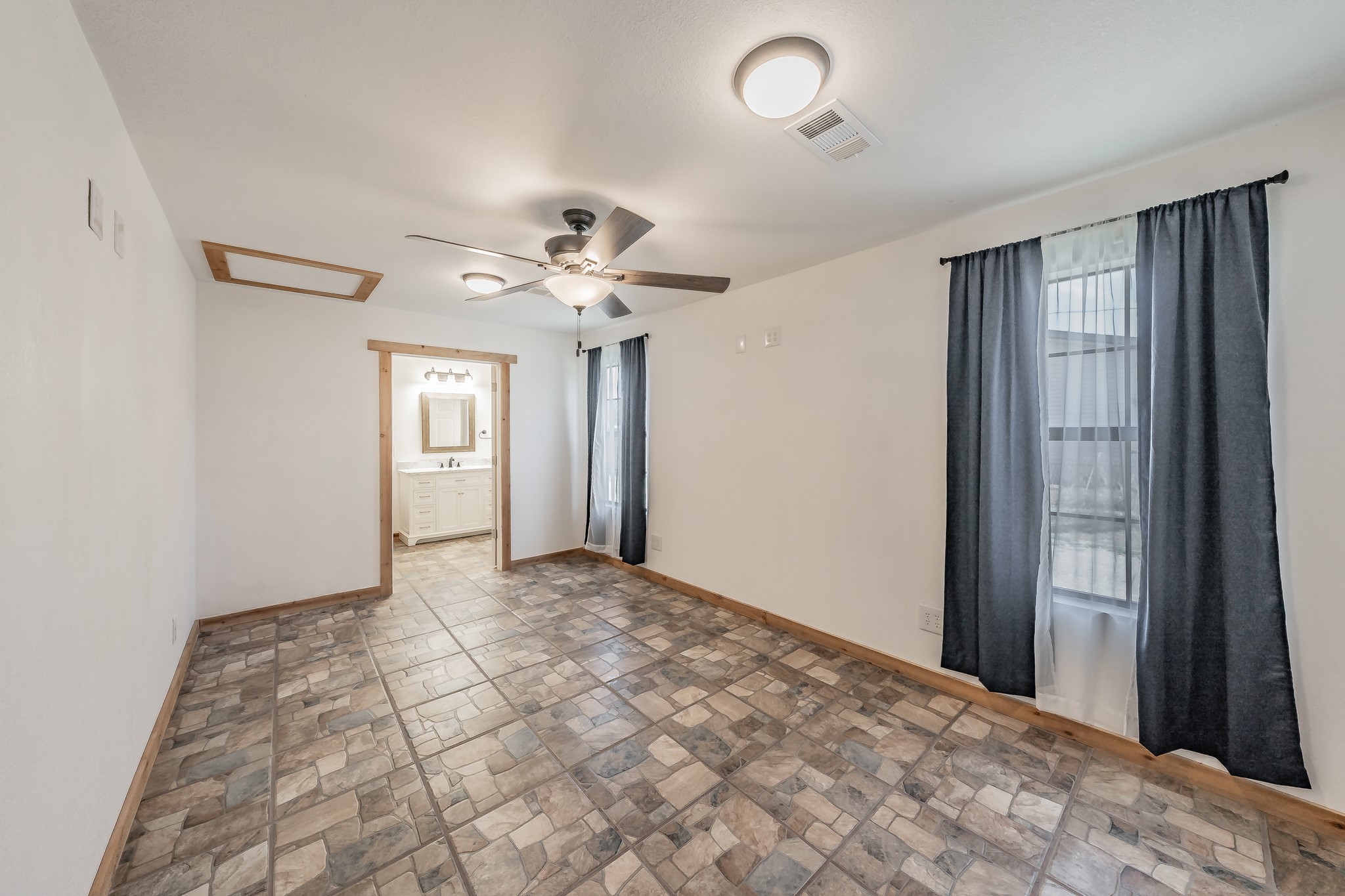1015 Forest Oaks