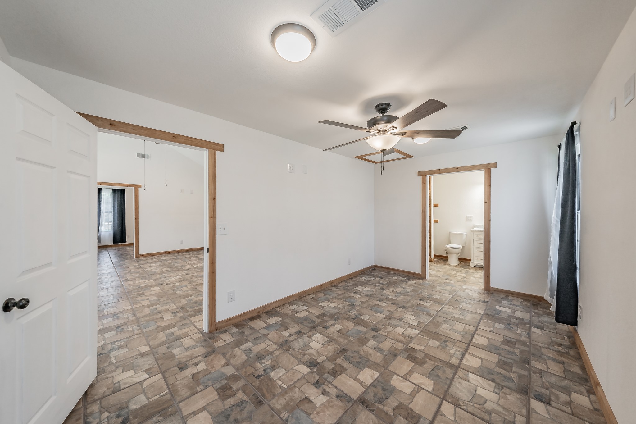1015 Forest Oaks