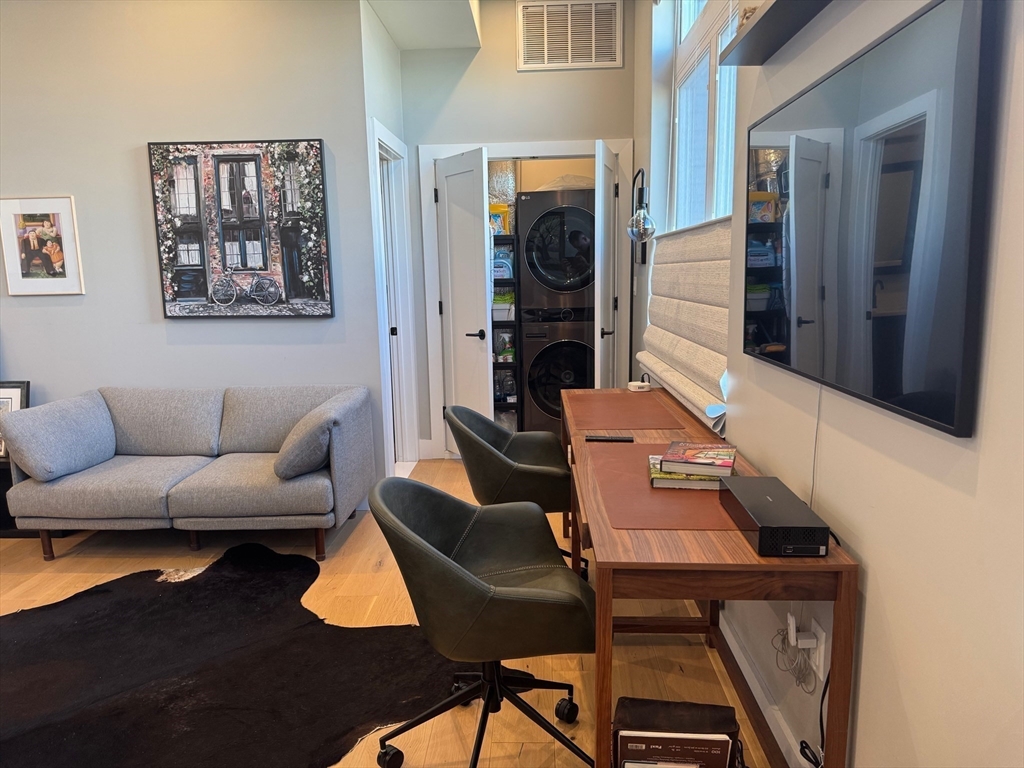 60 Cross St E # 315