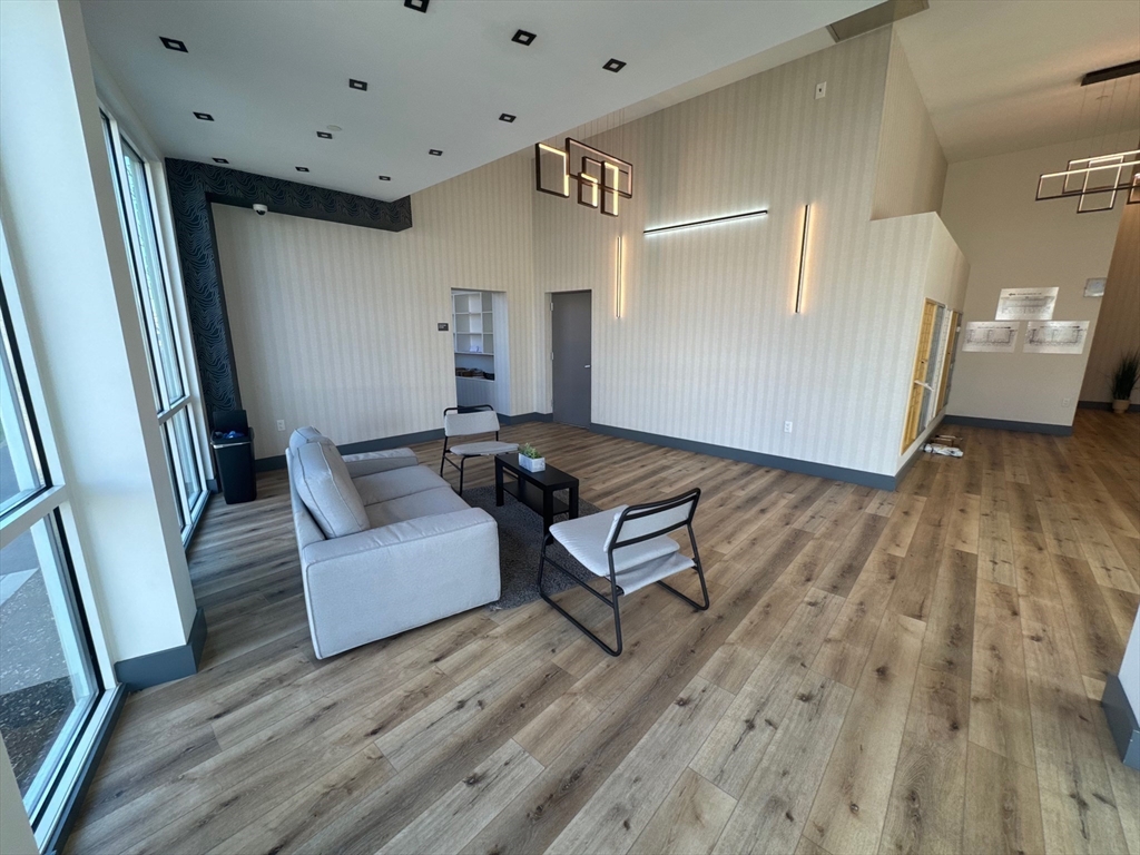 60 Cross St E # 315