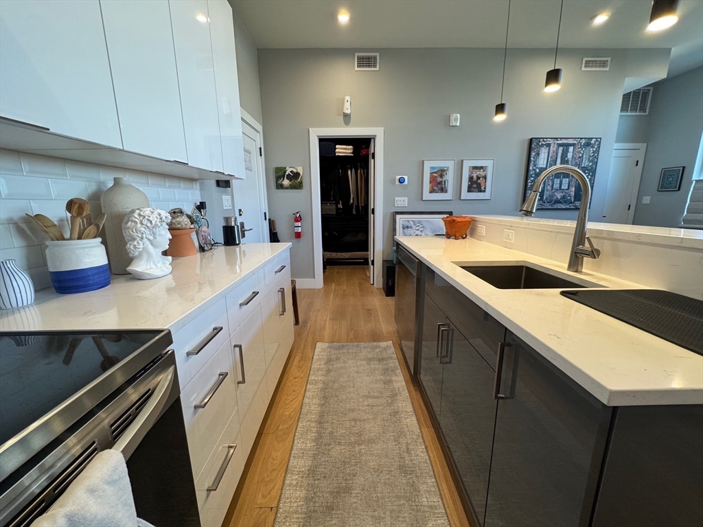 60 Cross St E # 315