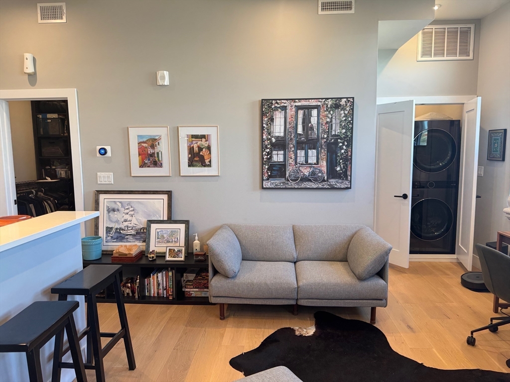 60 Cross St E # 315