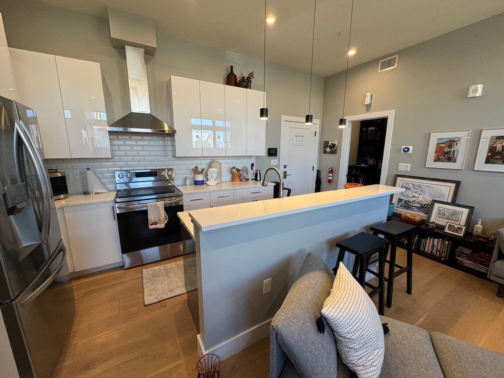 60 Cross St E # 315