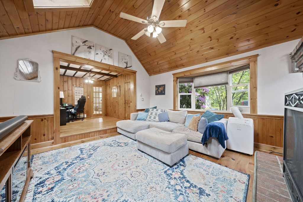 285 Raynor Ave