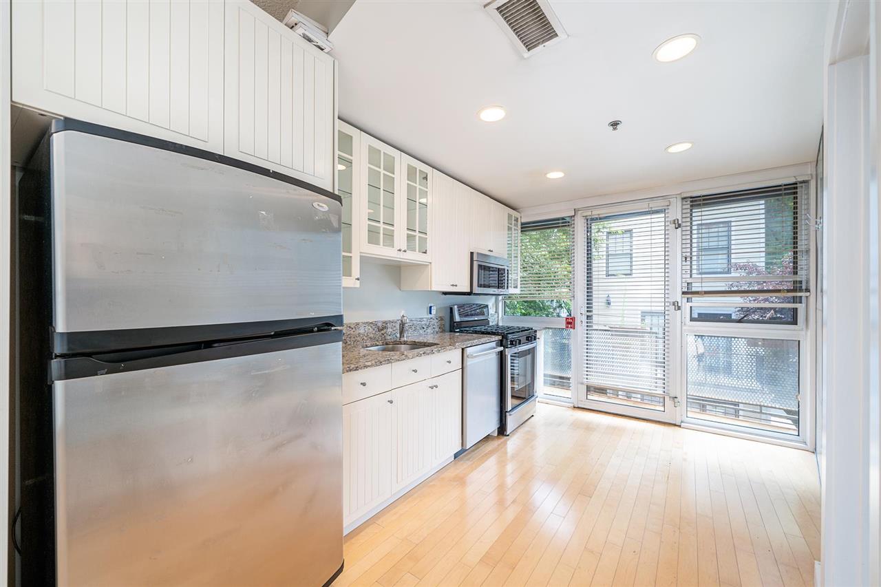 557 2ND ST Unit: 4