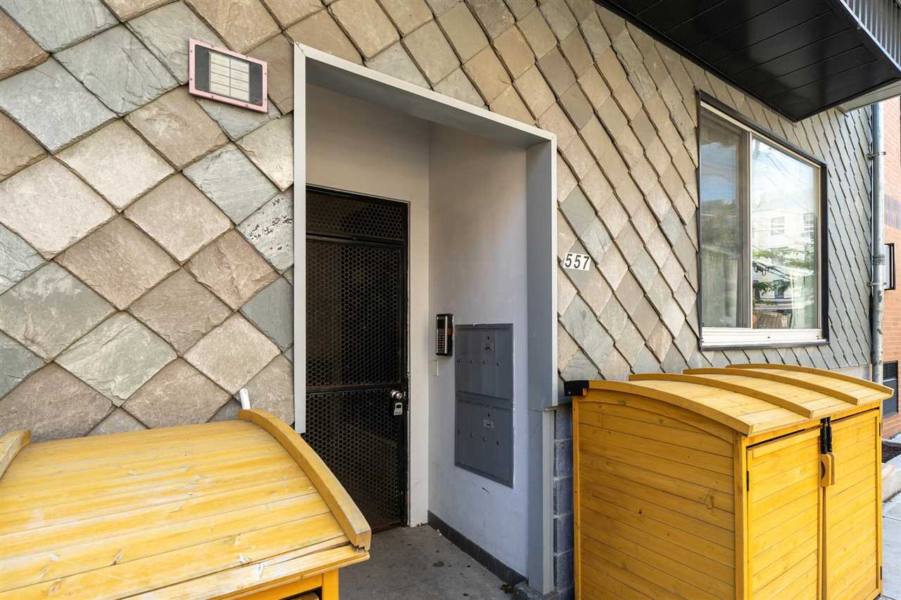 557 2ND ST Unit: 4
