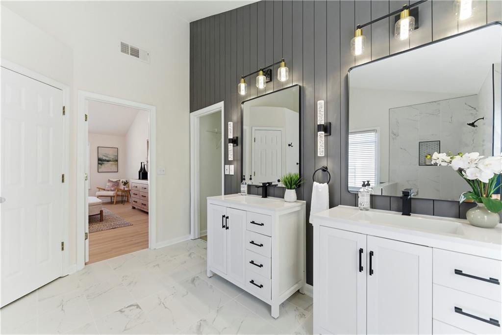 5474 Oxford Chase Way