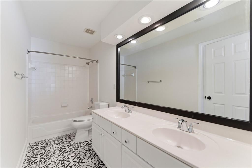 5474 Oxford Chase Way