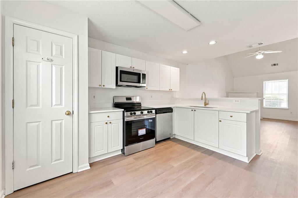3055 Lakeside Circle