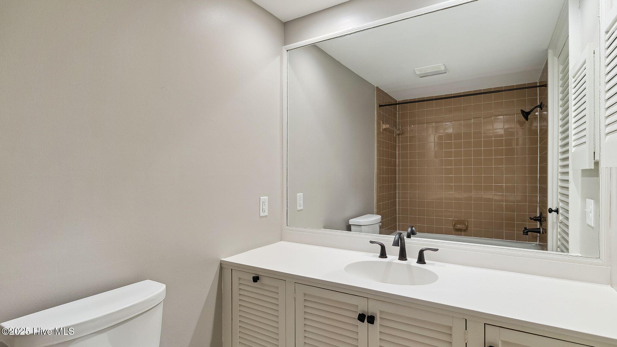 1645 E Indiana Avenue