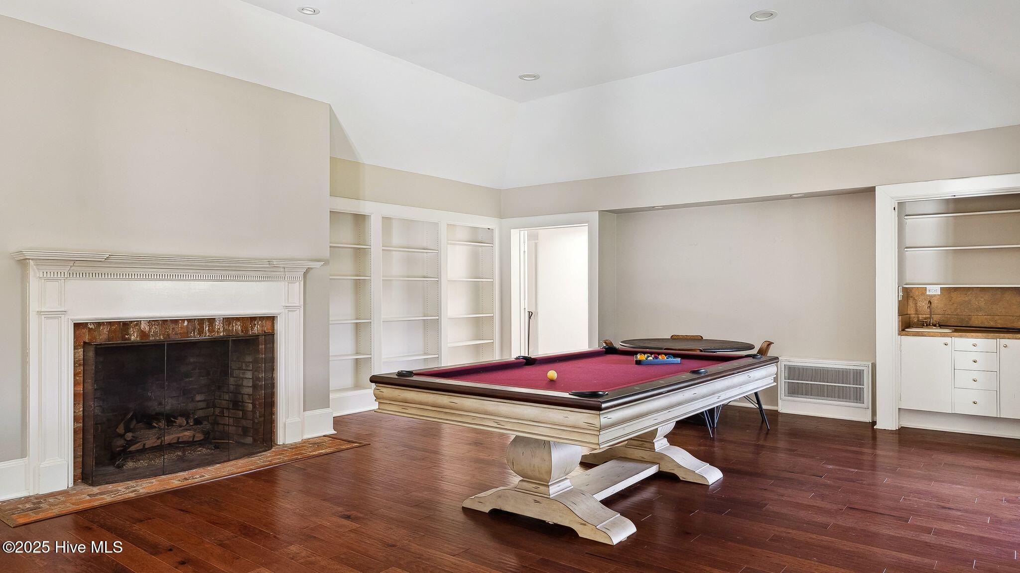 1645 E Indiana Avenue