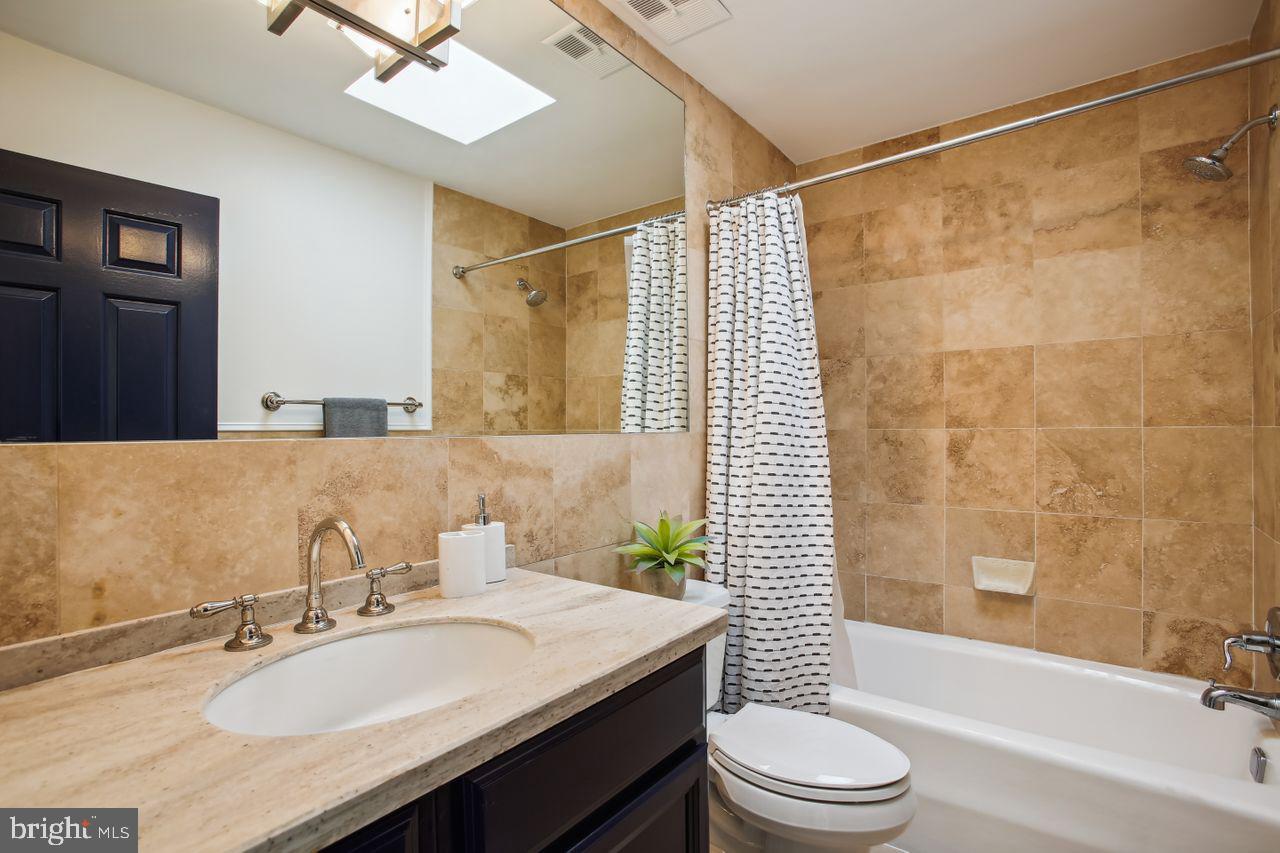 4609 MacArthur BOULEVARD NW Unit: B
