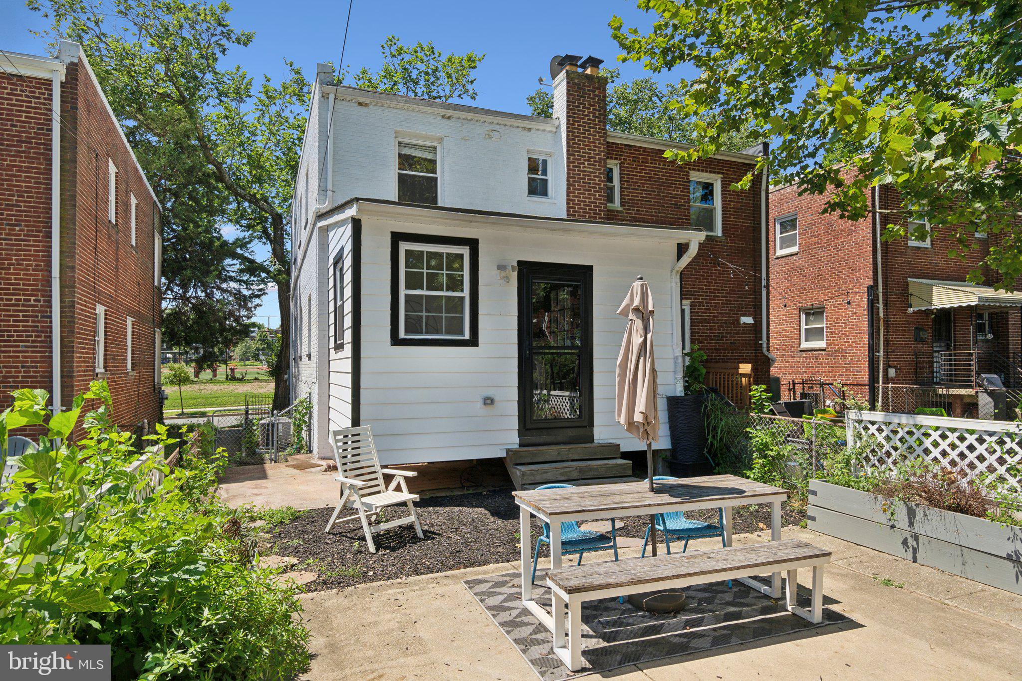 582 Nicholson St NE