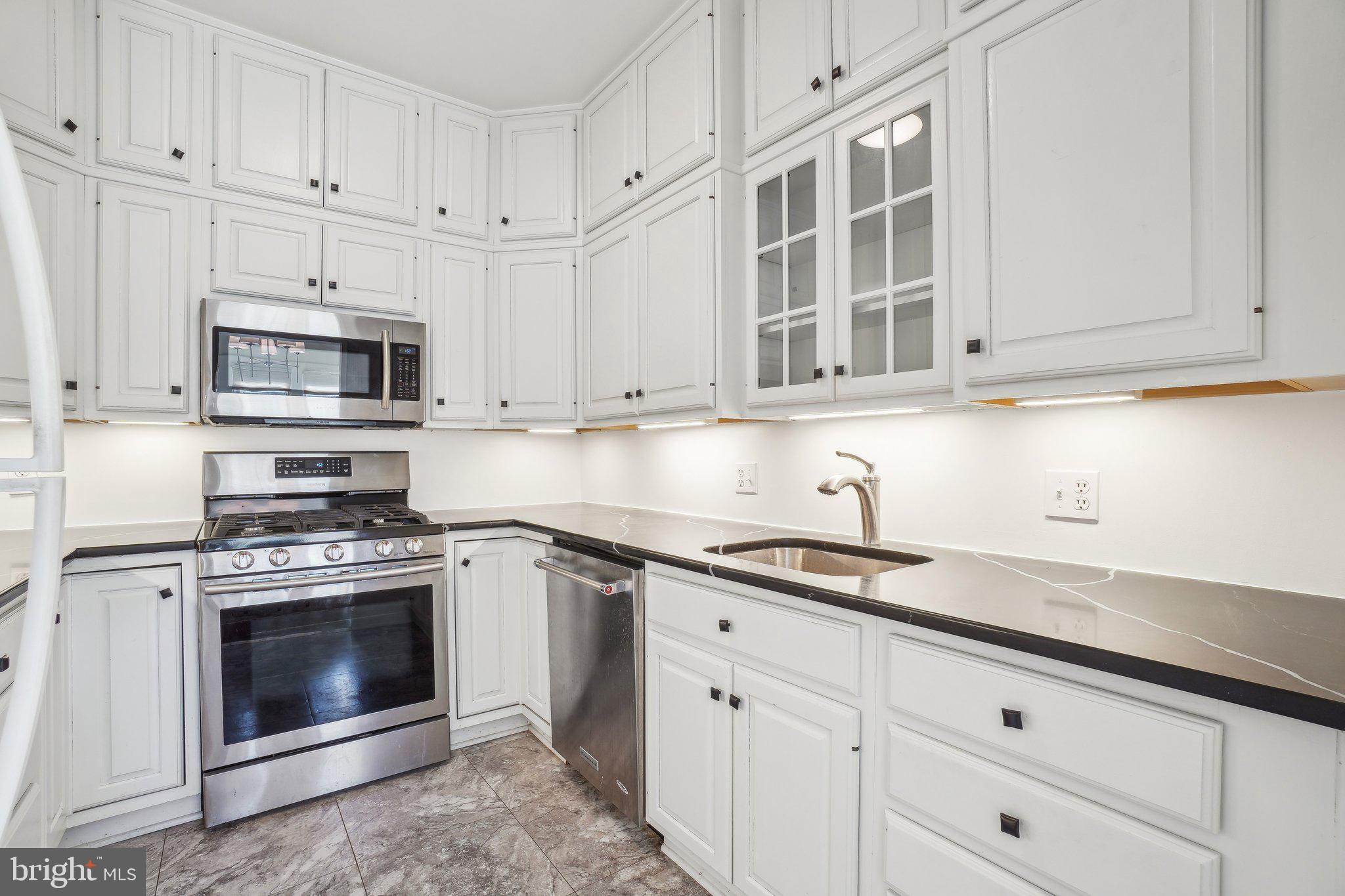 4000 Cathedral Ave NW #250/251b