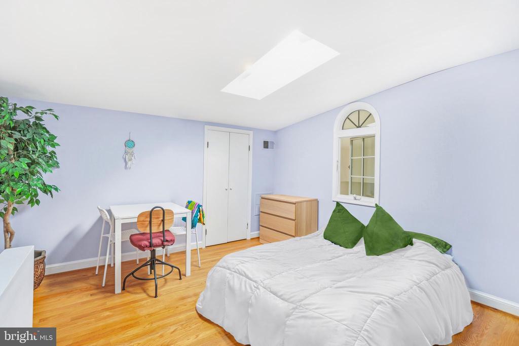 301 G STREET NE 32