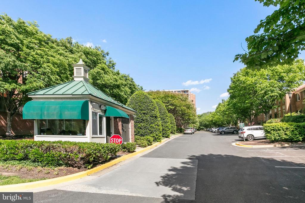 3295 SUTTON PLACE NW Unit: D