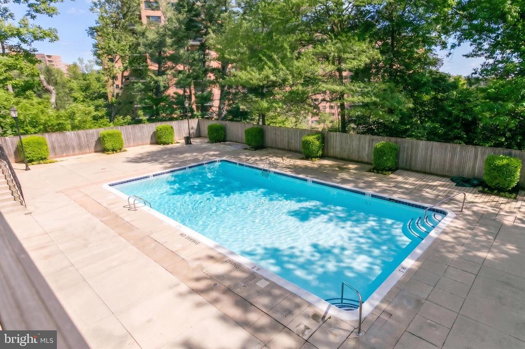 3295 SUTTON PLACE NW Unit: D