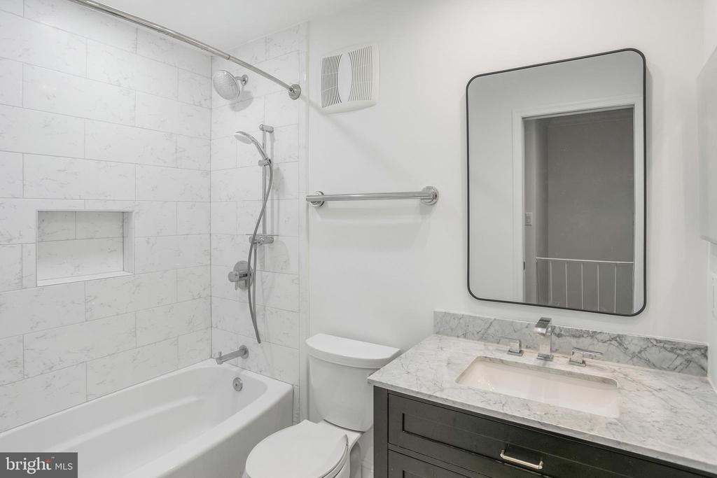 3295 SUTTON PLACE NW Unit: D