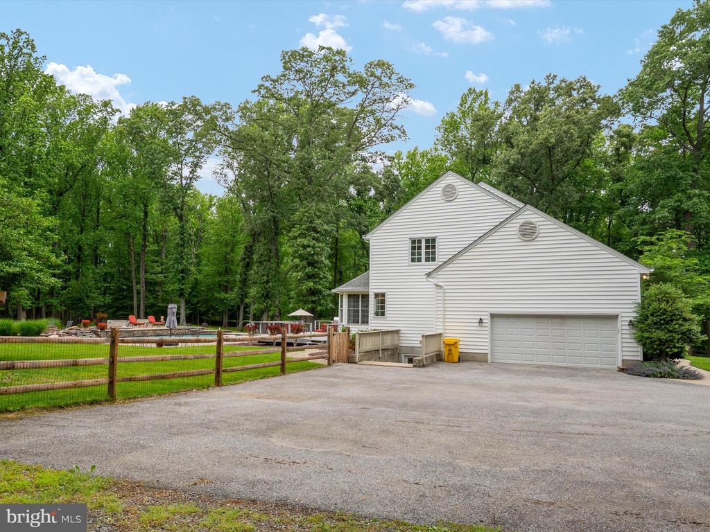 931 HEATHERFIELD LANE