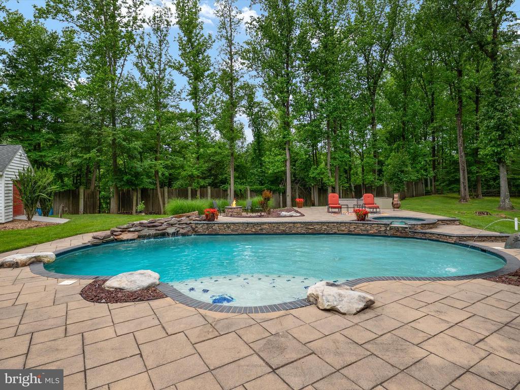 931 HEATHERFIELD LANE
