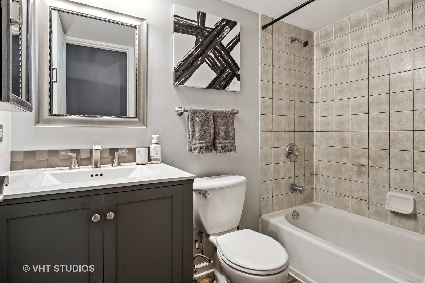 2222 W Diversey Avenue Unit: 211