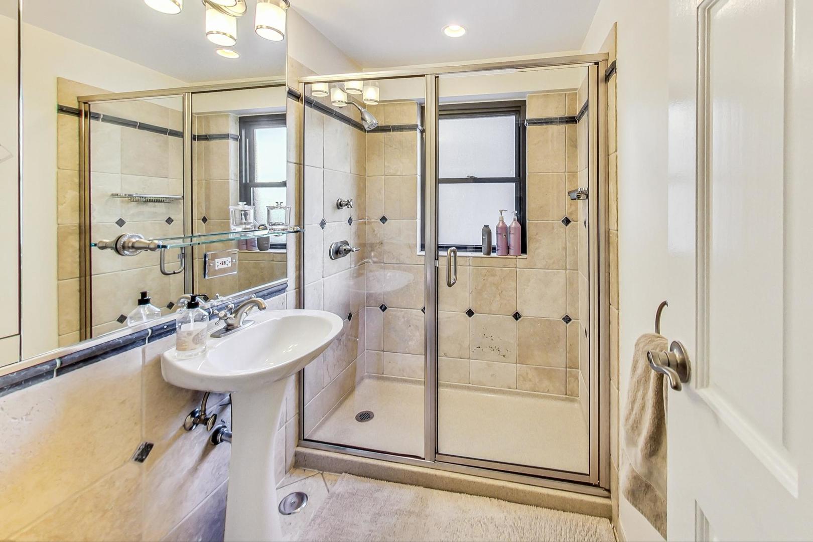 1350 N Astor Street Unit: 6C