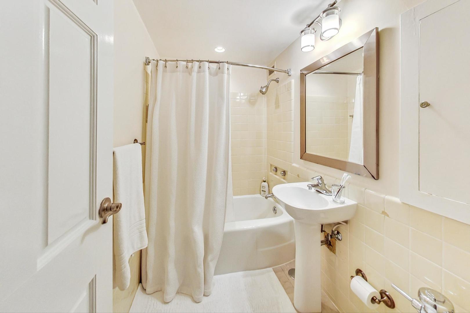 1350 N Astor Street Unit: 6C