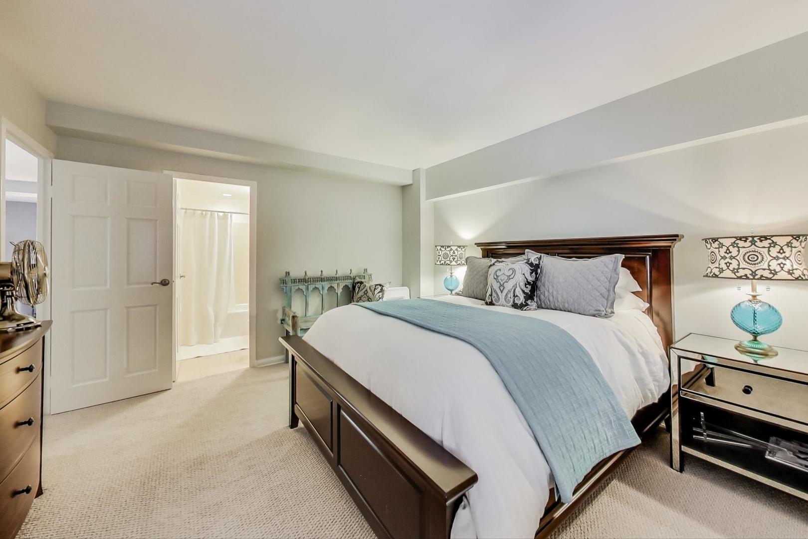 1350 N Astor Street Unit: 6C