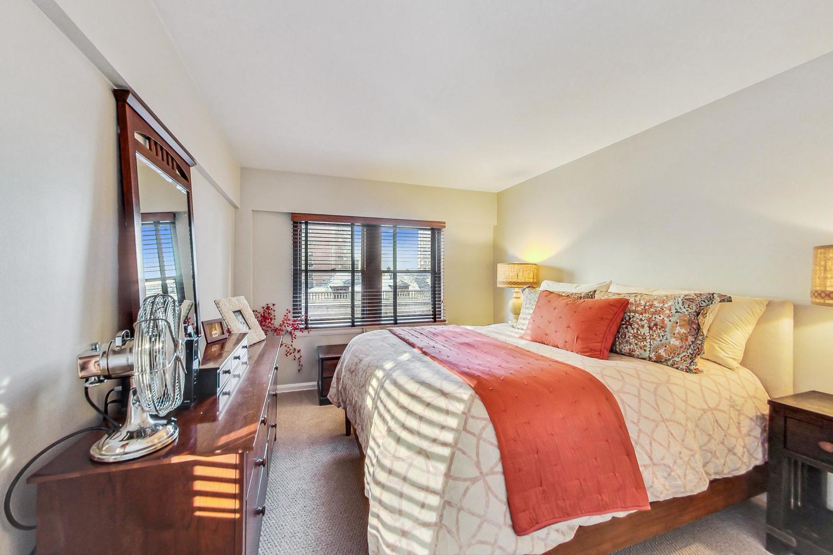 1350 N Astor Street Unit: 6C