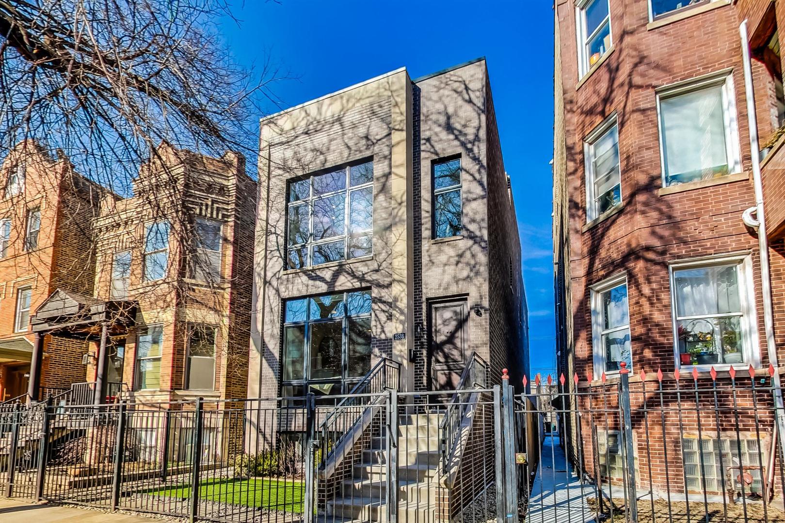 2538 W Iowa Street