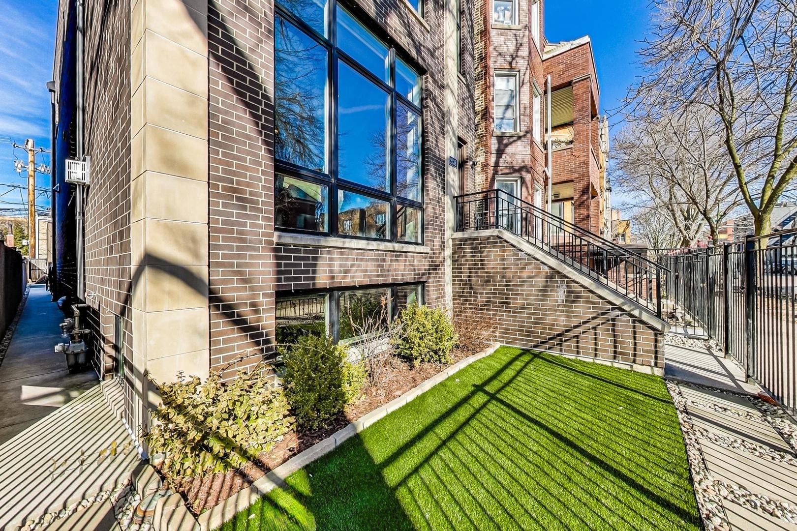 2538 W Iowa Street
