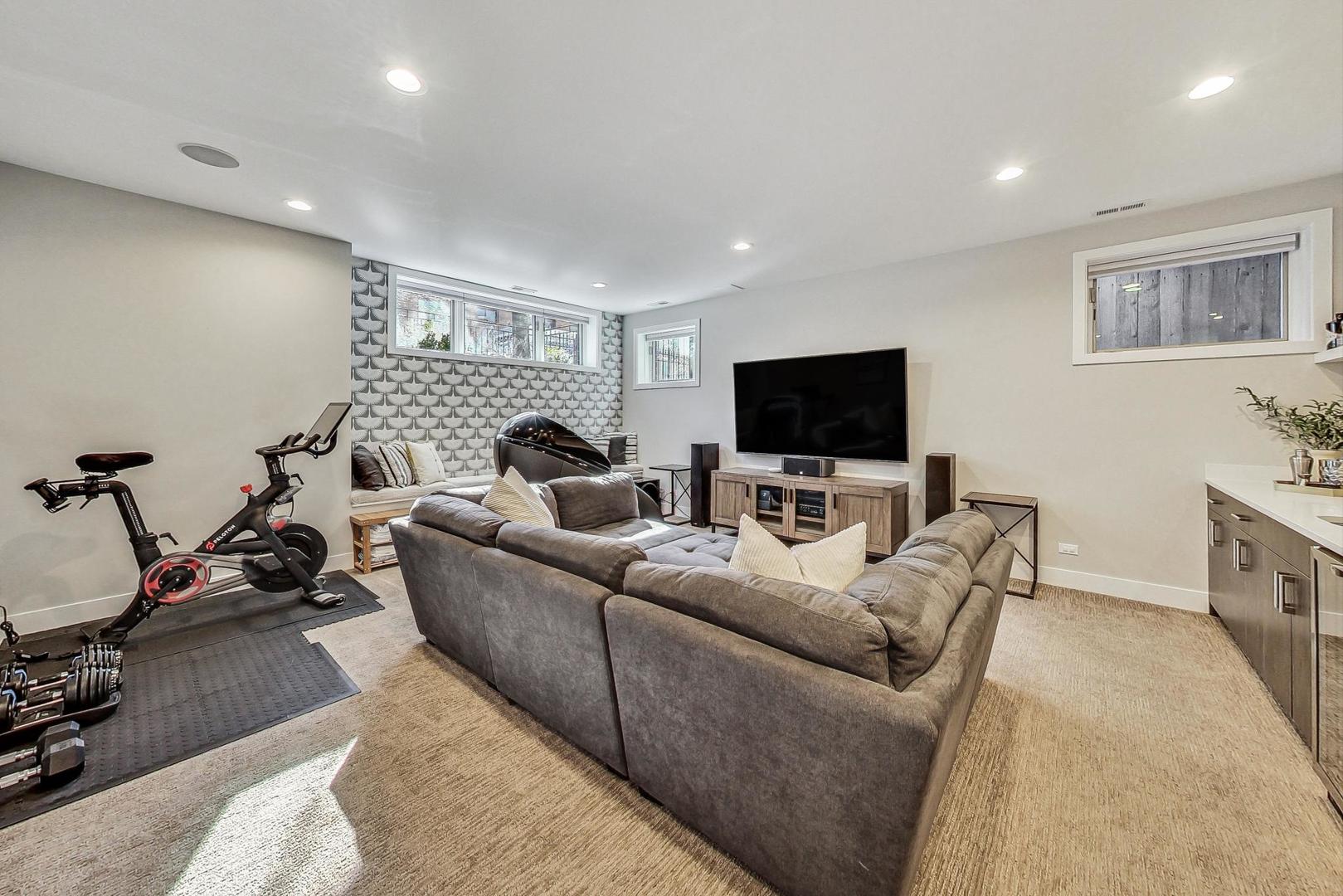 2538 W Iowa Street