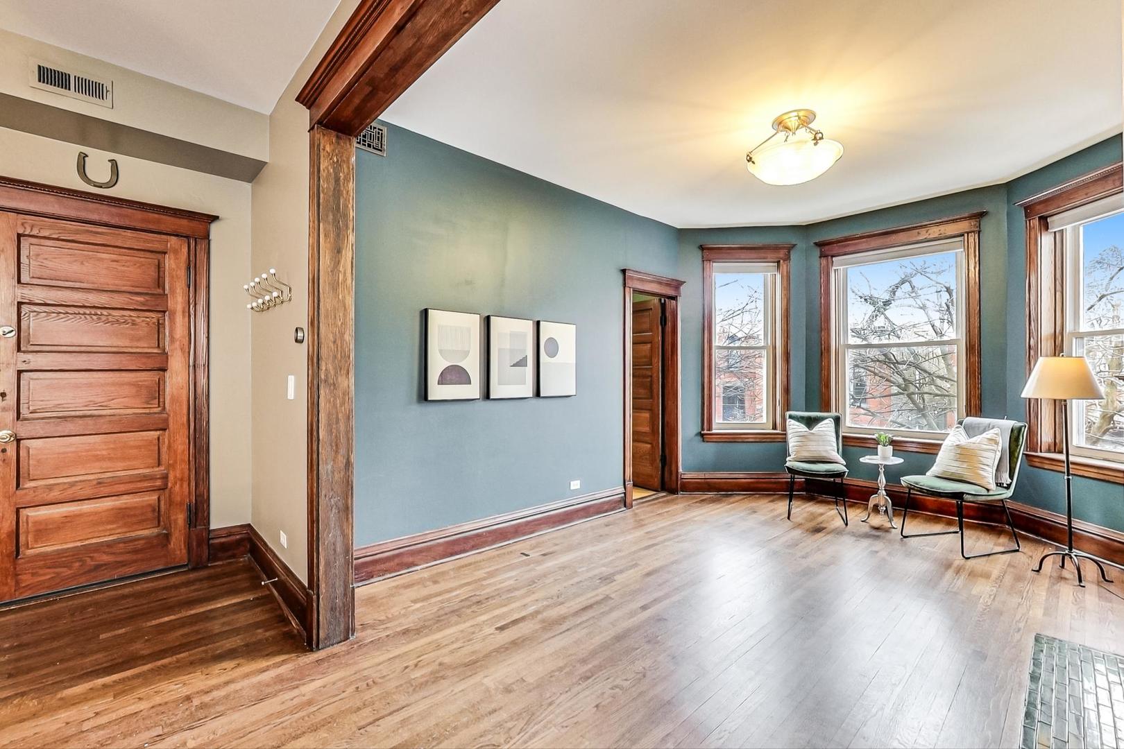 1543 N LEAVITT Street Unit: 2