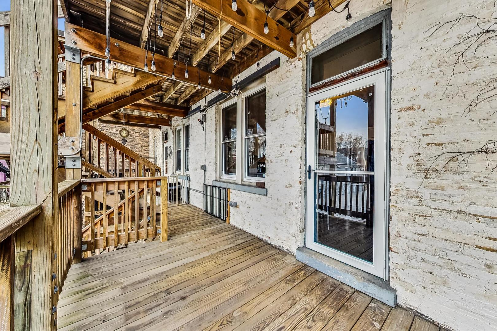 1543 N LEAVITT Street Unit: 2