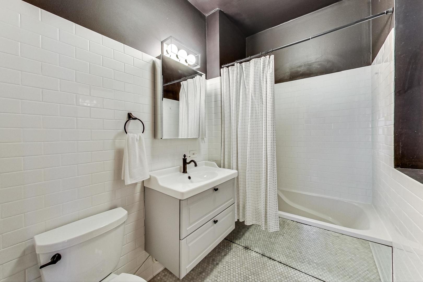 1543 N LEAVITT Street Unit: 2