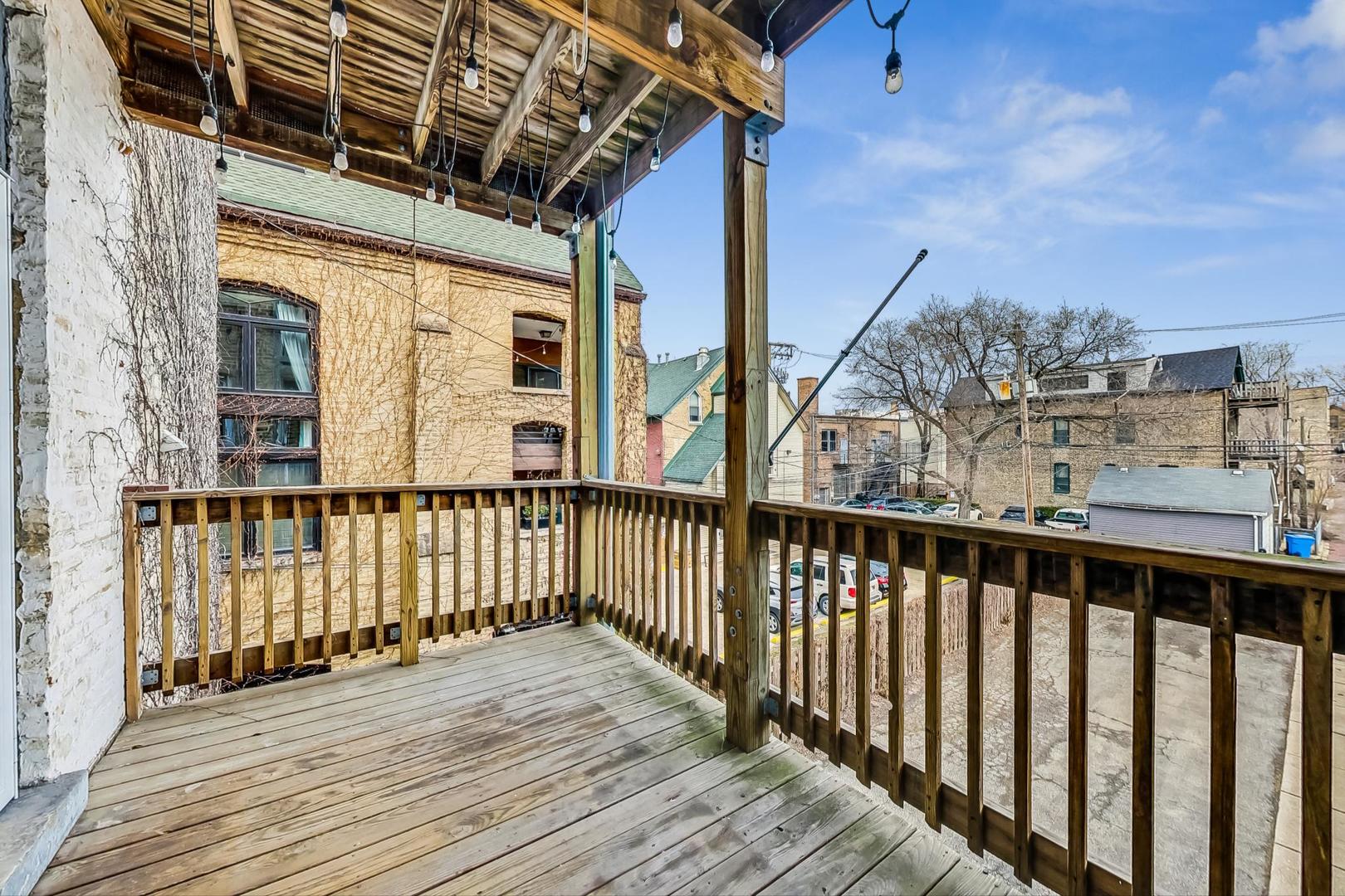 1543 N LEAVITT Street Unit: 2