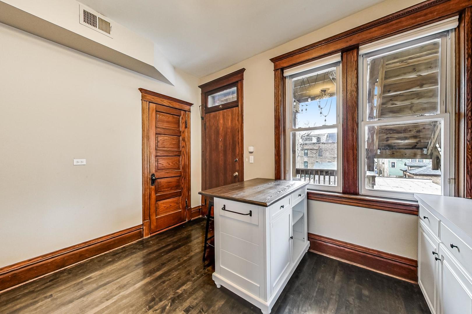 1543 N LEAVITT Street Unit: 2