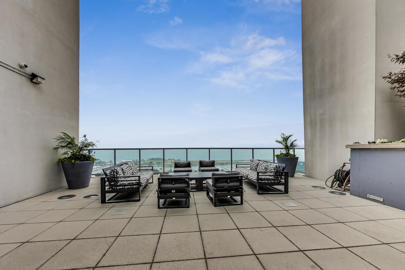 1629 S PRAIRIE Avenue Unit: 2503