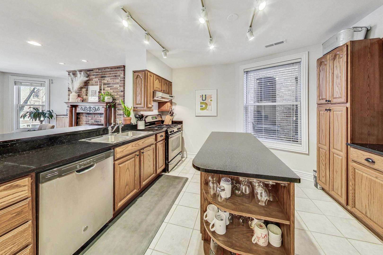 3842 N SHEFFIELD Avenue Unit: 2S