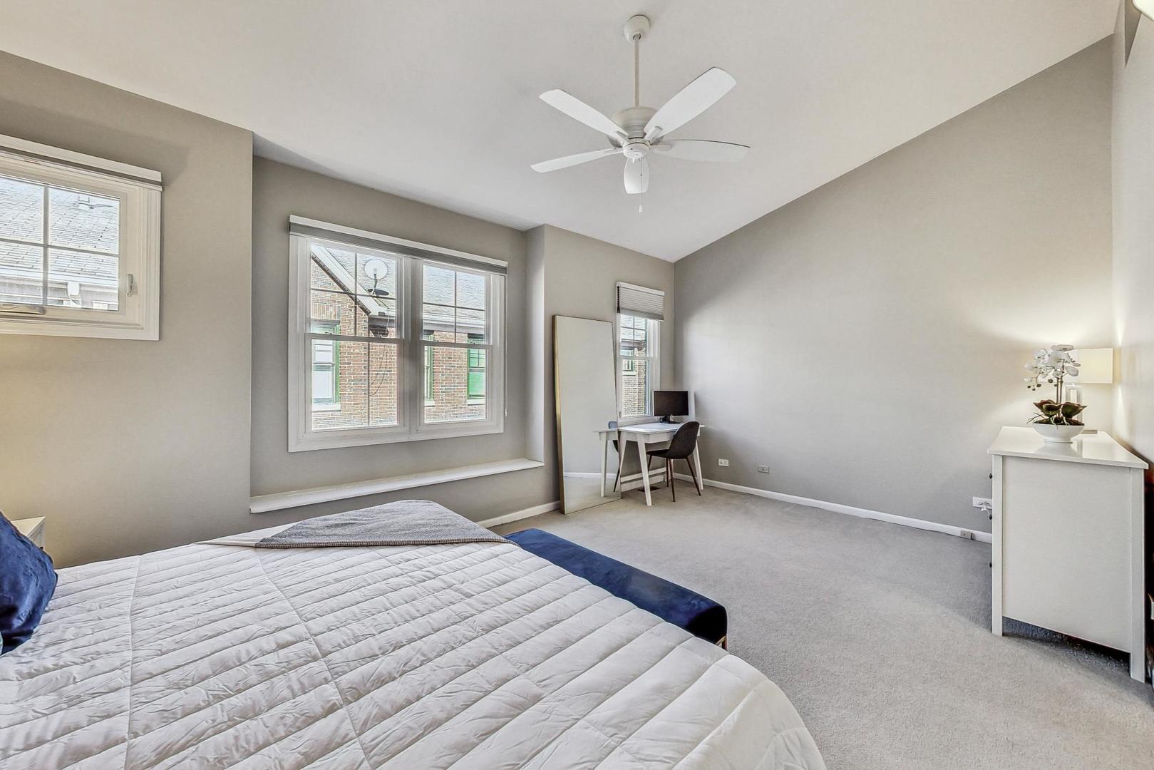 2140 N Winchester Avenue Unit: 10