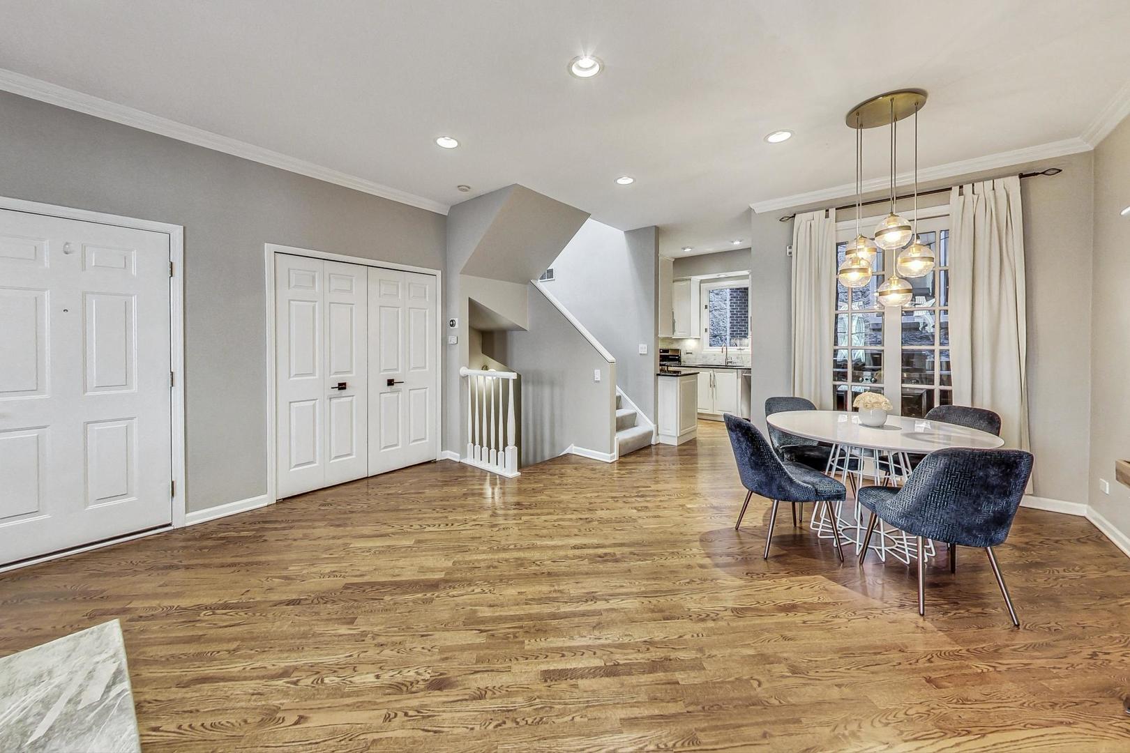 2140 N Winchester Avenue Unit: 10