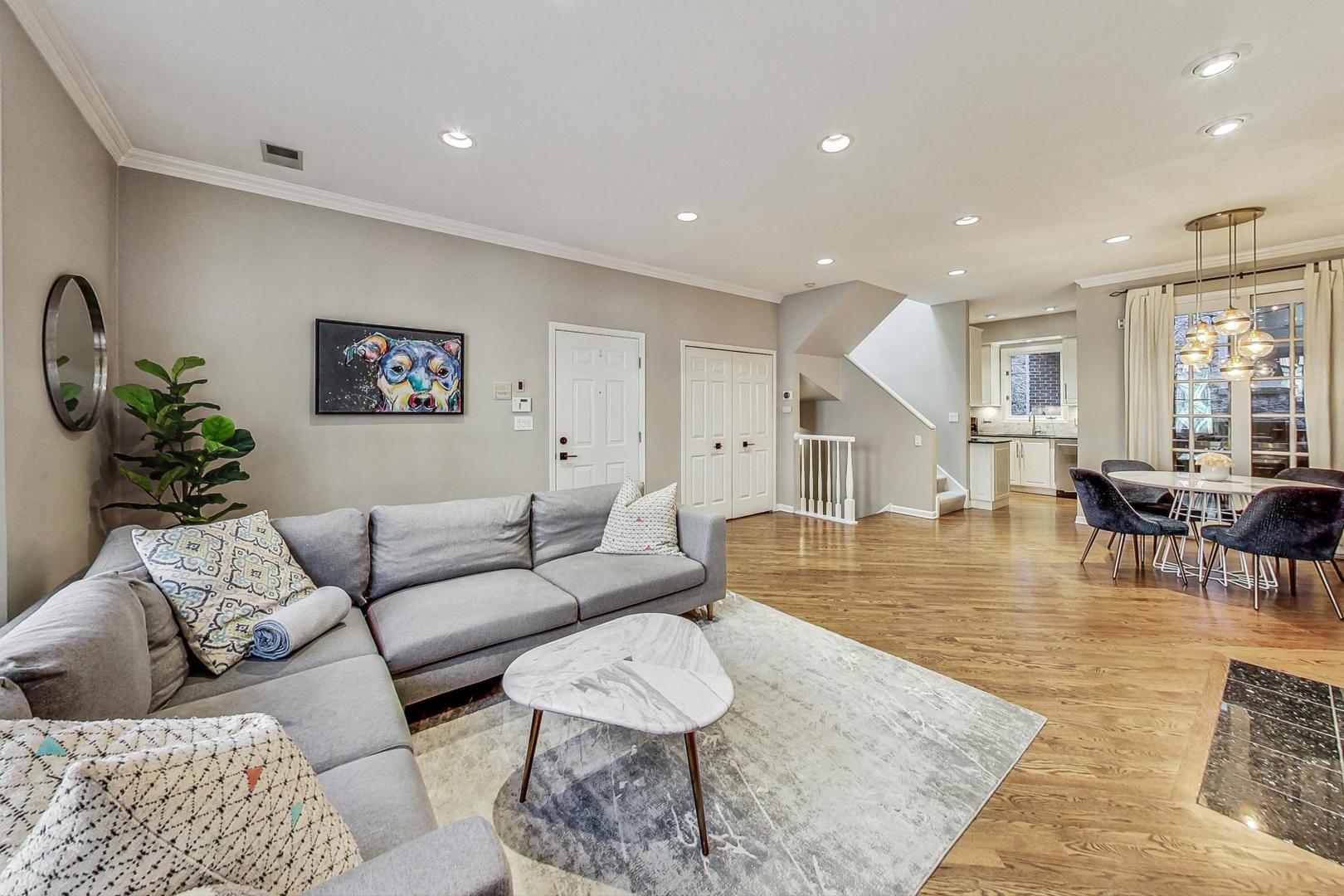 2140 N Winchester Avenue Unit: 10