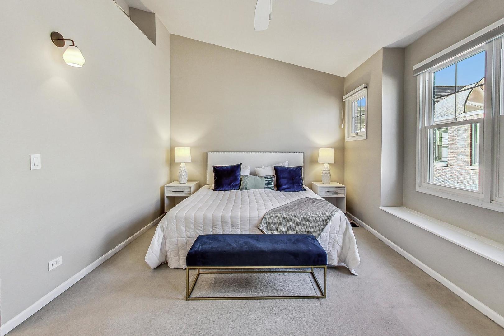 2140 N Winchester Avenue Unit: 10