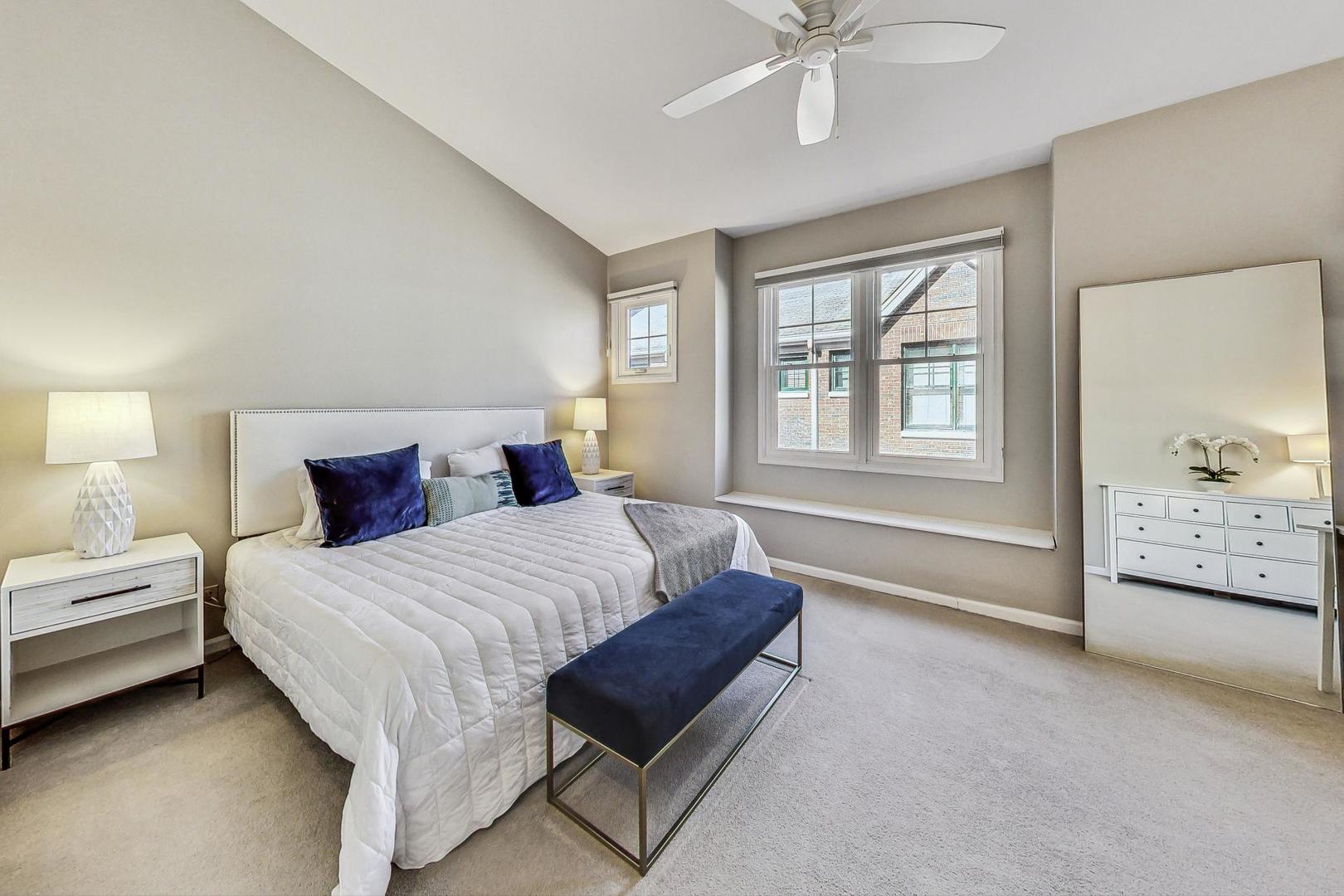 2140 N Winchester Avenue Unit: 10