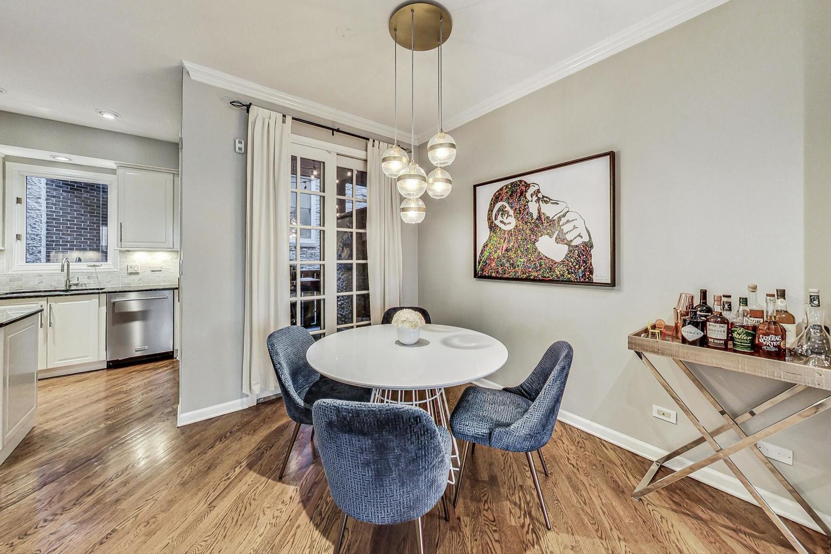 2140 N Winchester Avenue Unit: 10