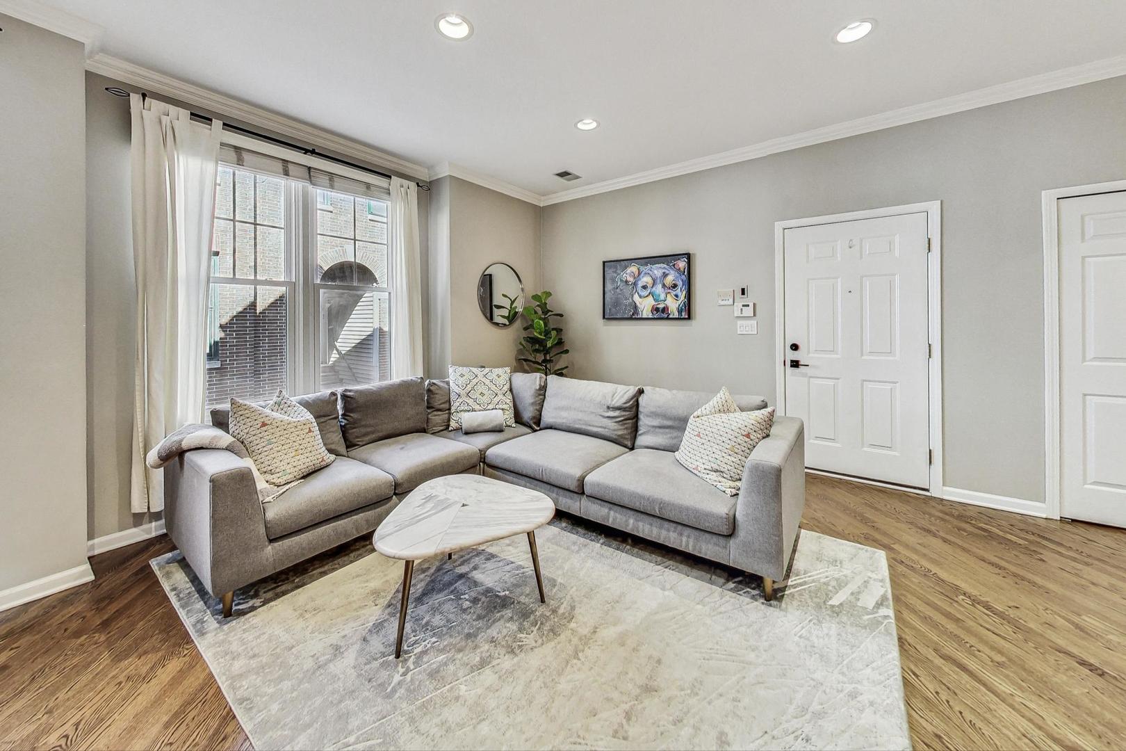 2140 N Winchester Avenue Unit: 10